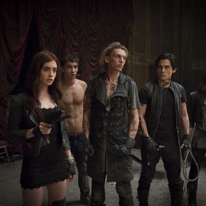 Shadowhunters - Città di ossa: una scena di gruppo tratta dal film
