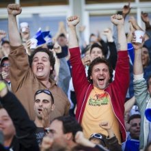 Starbuck: Antoine Bertrand e Patrick Huard esultano allo stadio in una scena del film