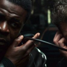 In Trance: Danny Sapani e Vincent Cassel ascoltano il nemico in una scena