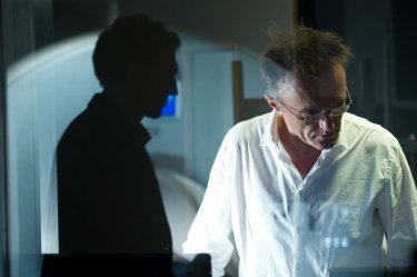 Trance: il regista Danny Boyle sul set del film con Vincent Cassel