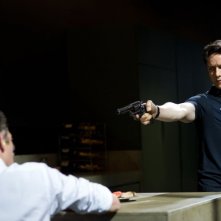 In Trance: James McAvoy minaccia Vincent Cassel in una scena del thriller