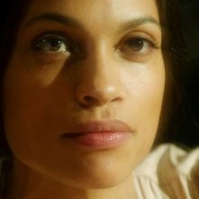 In Trance: la splendida Rosario Dawson in un bel primo piano nei panni di Elizabeth