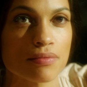 In Trance: la splendida Rosario Dawson in un bel primo piano nei panni di Elizabeth
