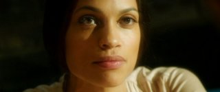 In Trance: la splendida Rosario Dawson in un bel primo piano nei panni di Elizabeth