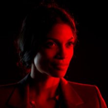 In Trance: Rosario Dawson in rosso in una scena del film