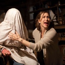 Vera Farmiga in un concitato momento dell'horror L'Evocazione - The Conjuring