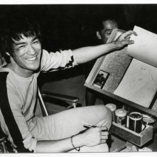 Bruce Lee durante una pausa delle riprese de L'ultimo combattimento di Chen