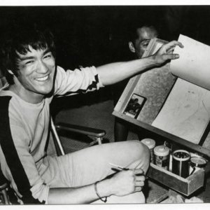 Bruce Lee durante una pausa delle riprese de L'ultimo combattimento di Chen