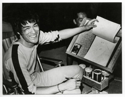 Bruce Lee durante una pausa delle riprese de L'ultimo combattimento di Chen