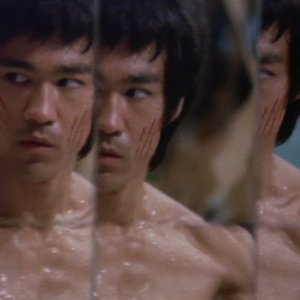 Bruce Lee in una scena de I tre dell'Operazione Drago
