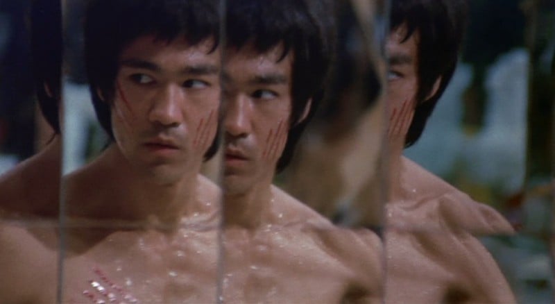 Bruce Lee in una scena de I tre dell'Operazione Drago