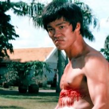 Bruce Lee in una scena de Il furore della Cina colpisce ancora