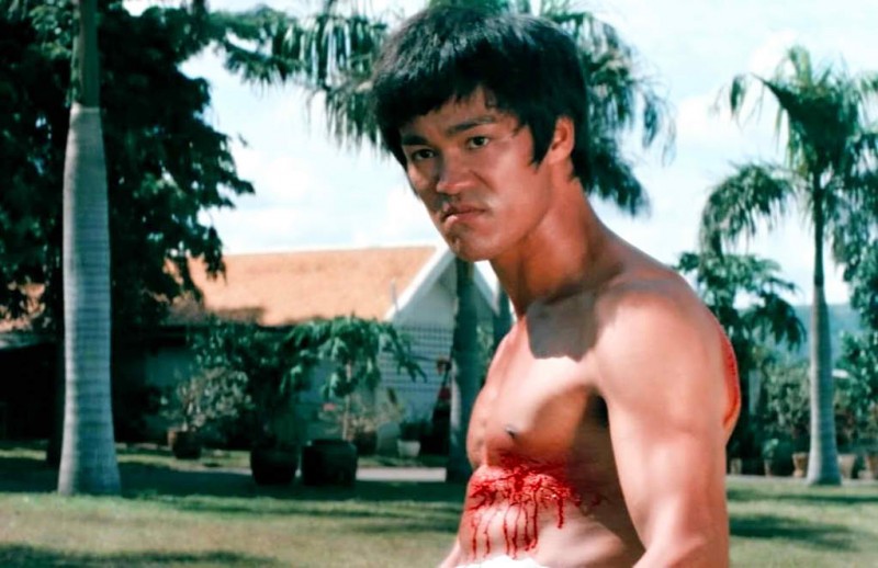 Bruce Lee in una scena de Il furore della Cina colpisce ancora