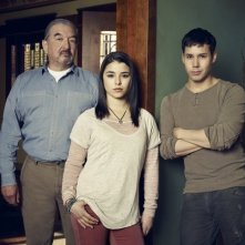 Defiance: Graham Greene, Nicole Muñoz e Justin Rain in una foto promozionale