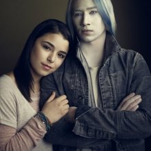 Defiance Nicole Mu Oz E Jesse Rath In Una Foto Promozionale 280832