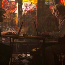 The Fifth Estate: Benedict Cumberbatch e Daniel Bruhl uno di fronte all'altro lavorano al pc