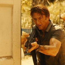 The Gunman: Sean Penn in verste di action hero nella prima immagine del film