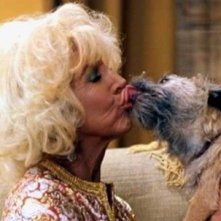 Tutti pazzi per Mary - Lin Shaye impegnata in un bacio appassionato con il cagnolino.