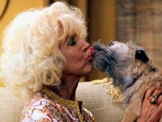 Tutti pazzi per Mary - Lin Shaye impegnata in un bacio appassionato con il cagnolino.