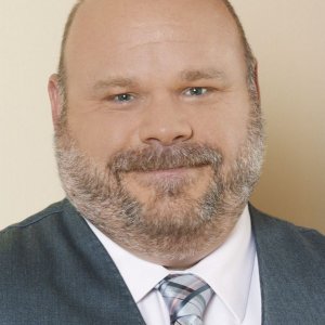 Teen Beach Movie: Kevin Chamberlin in una foto promozionale è Dr. Fusion