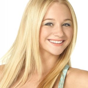 Teen Beach Movie: Mollee Gray in una foto promozionale è Giggles