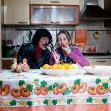 Fiabeschi torna a casa: il regista e protagonista del film Max Mazzotta in una foto promozionale con Lunetta Savino