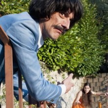 Fiabeschi torna a casa: il regista e protagonista del film Max Mazzotta in una scena