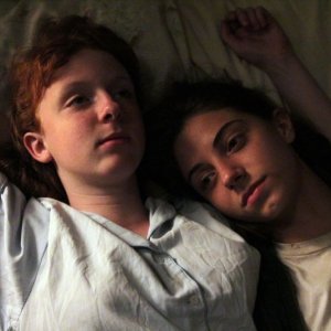 Foxfire - Ragazze cattive: Raven Adamson e Katie Coseni in un toccante momento del film