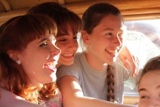 Foxfire - Ragazze cattive: Raven Adamson, Madeleine Bisson e Paige Moyles in una scena del film