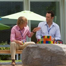Gli stagisti: Owen Wilson e Vince Vaughn alle prese con il cubo di Rubik in una scena