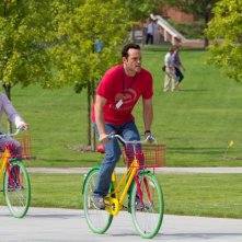 Gli stagisti: Owen Wilson e Vince Vaughn in bicicletta in una scena della commedia