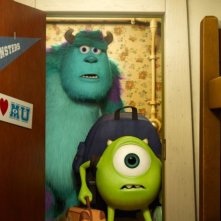 Monsters University: Mike e Sulley arrivano nella loro stanza in una scena del film