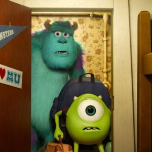 Monsters University: Mike e Sulley arrivano nella loro stanza in una scena del film