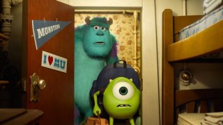 Monsters University: Mike e Sulley arrivano nella loro stanza in una scena del film