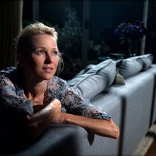 Naomi Watts nel ruolo di Lil nel film Two Mothers