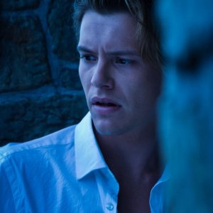 Two Mothers: Xavier Samuel amareggiato in una scena del film
