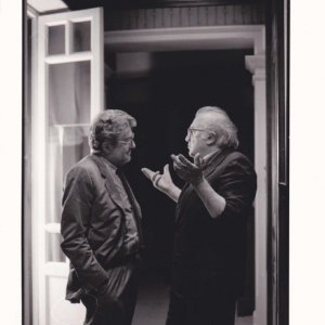 Che strano chiamarsi Federico: Ettore Scola a colloquio con Federico Fellini in una foto in b/n tratta dal film
