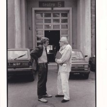 Che strano chiamarsi Federico: Ettore Scola e Federico Fellini in una foto in b/n tratta dal film