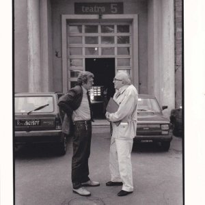 Che strano chiamarsi Federico: Ettore Scola e Federico Fellini in una foto in b/n tratta dal film