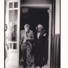 Che strano chiamarsi Federico: Ettore Scola insieme a Federico Fellini in una foto in b/n tratta dal film