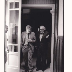 Che strano chiamarsi Federico: Ettore Scola insieme a Federico Fellini in una foto in b/n tratta dal film