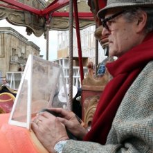 Che strano chiamarsi Federico: il regista Ettore Scola sul set con Maurizio De Santis (nel ruolo di Federico Fellini)