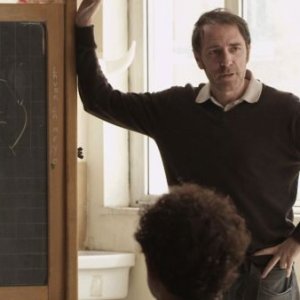 La mia classe: Valerio Mastandrea durante una lezione in una scena del film