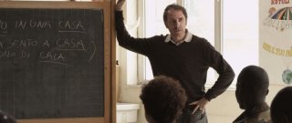 La mia classe: Valerio Mastandrea durante una lezione in una scena del film