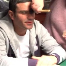 Salvatore Ruocco sul set di Take Five, durante un ritocco al trucco