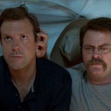 Come ti spaccio la famiglia: Jason Sudeikis in una scena con Nick Offerman