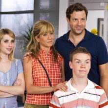 Come ti spaccio la famiglia: Jennifer Aniston, Emma Roberts, Will Poulter e Jason Sudeikis sono i Miller in una scena