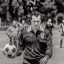 L'arbitro: Stefano Accorsi nei panni dell'arbitro Cruciani in una scena