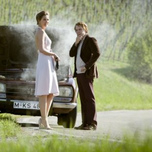 Rush: Daniel Bruhl con Alexandra Maria Lara in una scena del film