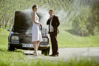 Rush: Daniel Bruhl con Alexandra Maria Lara in una scena del film